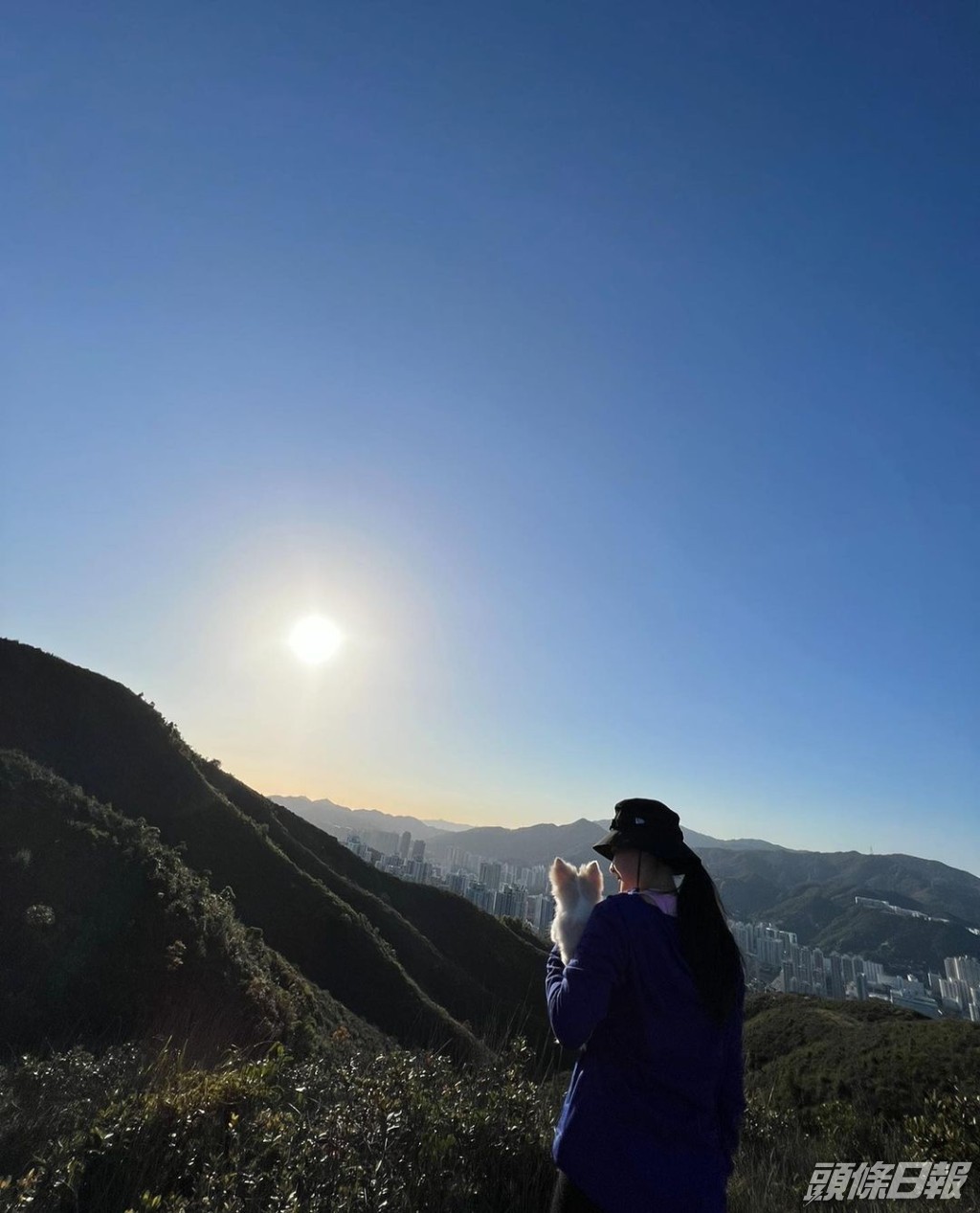 陳瀅同愛犬的背影，好似一幅畫。